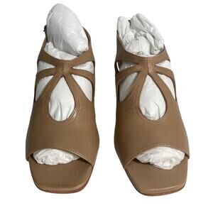 Bernardo Lainey Sand Color Leather Sandals Women's size 7.5 M